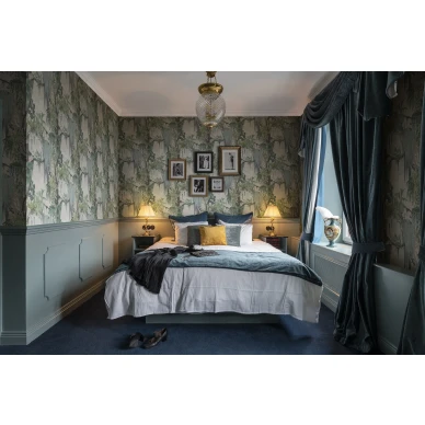 Madagascar vaaleanvihrea eksoottinen lehtitapetti makuuhuoneeseen Rebel Wallsilta image