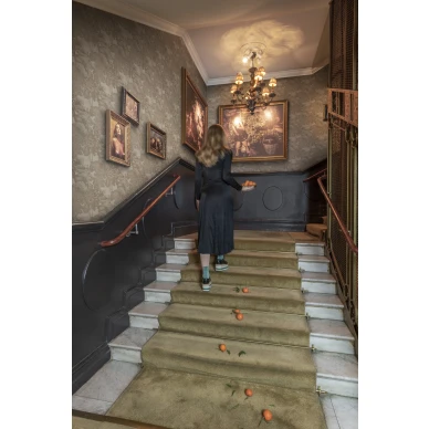 Saint Sebastian beige puutapetti rappukaytavalle Rebel Wallsilta image