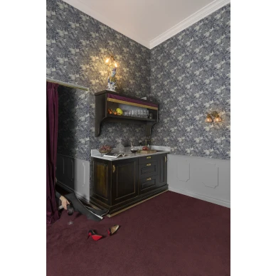 Saint Sebastian tummanharmaa puutapetti ruokailuhuoneeseen Rebel Wallsilta image