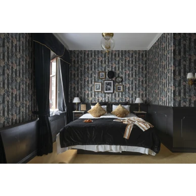 Soho siniharmaa raidallinen kukkatapetti makuuhuoneeseen Rebel Wallsilta image