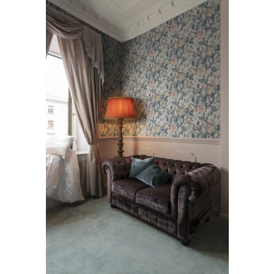 Carnaby siniharmaa kukkatapetti olohuoneeseen Rebel Wallsilta image