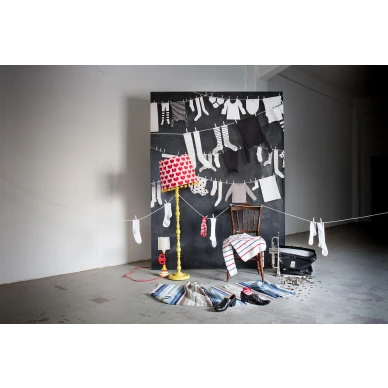 Laundry Day mustavalkoinen pyykkitapetti tehosteseina Rebel Wallsilta R14441 image