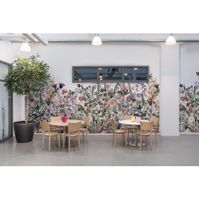 May Meadow pastellinvarinen kukkatapetti ruokailuhuoneeseen Rebel Wallsilta R14532 image