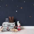 Stargazing tummansininen tahtitapetti muraltapetti lastenhuoneeseen Rebel Wallsilta R14571
