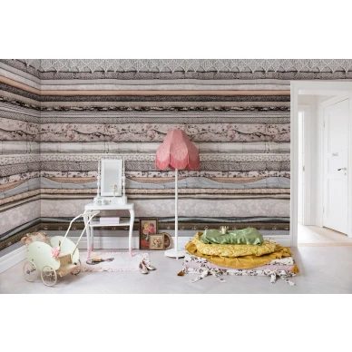 Her Royal Slumber hauska raidallinen prinsessatapetti lastenhuoneeseen Rebel Wallsilta R14631 image