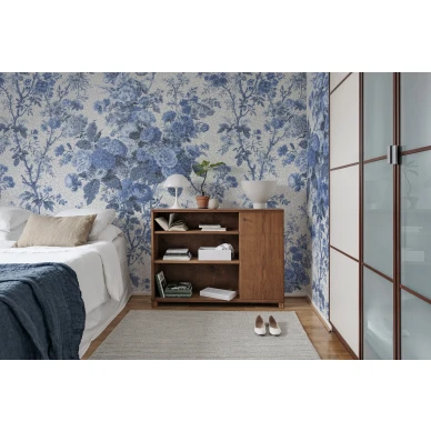 Porcelain sininen suurikuvioinen kukkatapetti makuuhuoneeseen Rebel Wallsilta R13255 image
