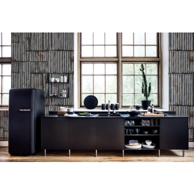 Backyard teollisuustyylinen peltitapetti keittioon Rebel Wallsilta R15241 image