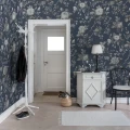 Thorn Rose sininen kukkatapetti eteiseen Rebel Wallsilta R13074