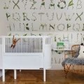 Floral Alphabet vihreavalkoinen aakkostapetti lastenhuoneeseen Rebel Wallsilta R13195