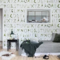 Floral Alphabet vihreavalkoinen aakkostapetti makuuhuoneeseen Rebel Wallsilta R13195