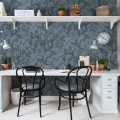 Growing Wilderness sininen kukkatapetti tyohuoneeseen Rebel Wallsilta R13213
