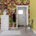 Floral Frida keltainen kukkatapetti eteiseen Rebel Wallsilta R15712