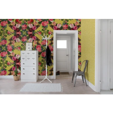 Floral Frida keltainen kukkatapetti eteiseen Rebel Wallsilta R15712 image