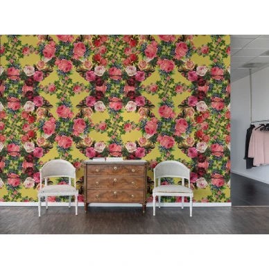 Floral Frida keltainen kukkatapetti olohuoneeseen Rebel Wallsilta R15712 image