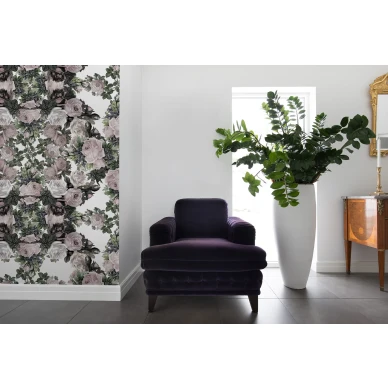 Floral Frida vaaleanroosa kukkatapetti olohuoneeseen Rebel Wallsilta R15713 image