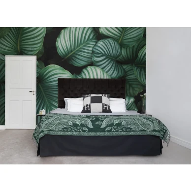 Beetle Valley suurikuvioinen vihrea lehtitapetti makuuhuoneeseen Rebel Wallsilta R15831 image