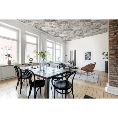 Nude Roses pastellinvarinen kukkatapetti olohuoneen kattoon Rebel Wallsilta R15851 image