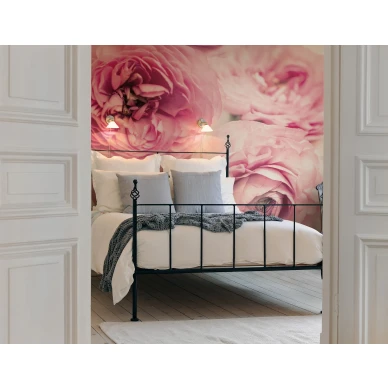 Summer Wind suurikuvioinen roosa kukkatapetti makuuhuoneeseen Rebel Wallsilta R13091 image