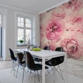 Summer Wind suurikuvioinen roosa kukkatapetti ruokailuhuoneeseen Rebel Wallsilta R13091