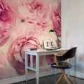 Summer Wind suurikuvioinen roosa kukkatapetti tyohuoneeseen Rebel Wallsilta R13091