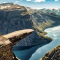 Trolltunga valokuvatapetti Norjan vuonomaisemalla Rebel Wallsilta R16461
