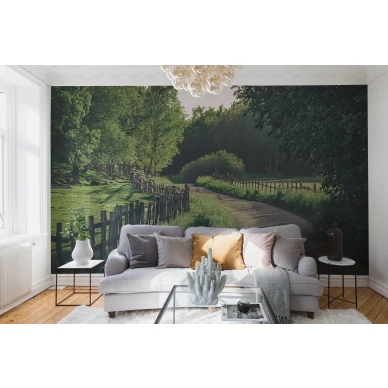 Wooden Fence vihrea maaseutumaisema valokuvatapetti olohuoneeseen Rebel Wallsilta R16541 image