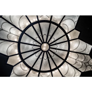 Crystal Ceiling mustavalkoinen kattotapetti koko kuvio Rebel Wallsilta R16120 image