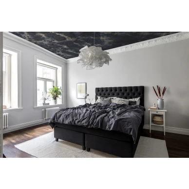 Flow tummansininen marmorikuvioinen muraltapetti makuuhuoneen kattoon Rebel Wallsilta R12571 image