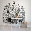 Garden Gate mustavalkoinen kuviollinen muraltapetti tyohuoneeseen Rebel Wallsilta R13241
