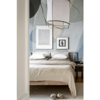 Makuuhuoneen tapetti sinisella suurella kuviolla Rebel Wallsilta Asana R17022 image