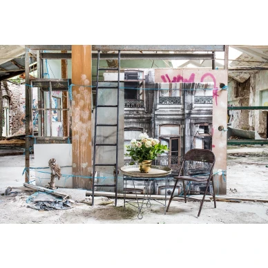 Perspective La Rue salaperainen talotapetti ikkunoilla Rebel Wallsilta R14221 image