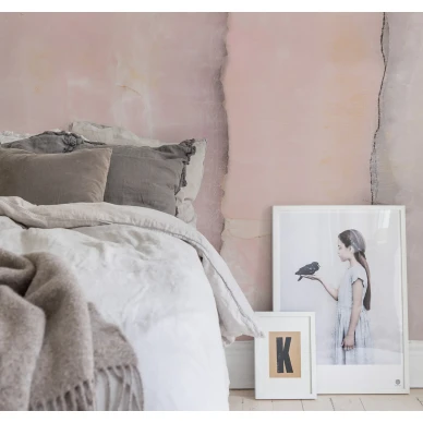 Agate romanttinen rosa raidallinen muraltapetti makuuhuoneeseen Rebel Wallsilta R15371 image