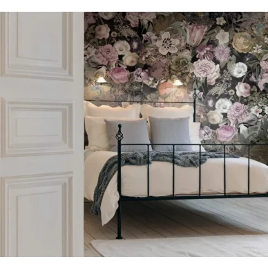 Meadow roosa kukkatapetti makuuhuoneen muraltapetti Rebel Wallsilta R13141 v2 image