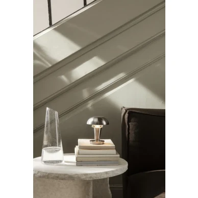 Tiny moderni pieni metallinen poytavalaisin Ferm Livingilta image