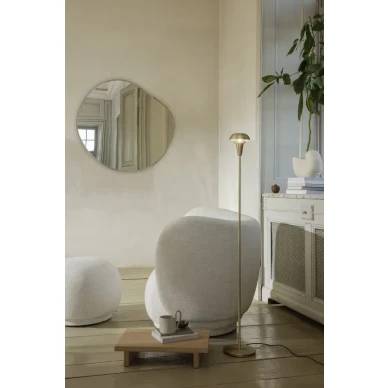 Tiny korkea messinkinen lattiavalaisin olohuoneeseen Ferm Livingilta image