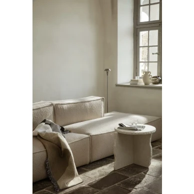 Tiny korkea metallinen lattiavalaisin olohuoneeseen Ferm Livingilta image