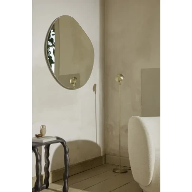 Tiny moderni korkea messinkinen lattiavalaisin Ferm Livingilta image