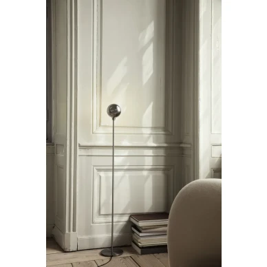 Tiny moderni korkea metallinen lattiavalaisin Ferm Livingilta image