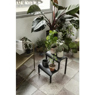 Up Step musta kateva jakkara tai sivupoyta kasveille Ferm Livingilta image