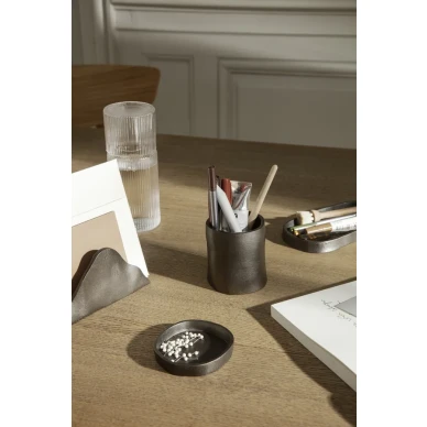 Yama musta moderni kuppi tyohuoneen sailytykseen Ferm Livingilta image