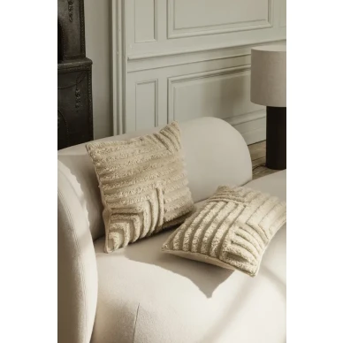 Crease pitka graafinen beige tyyny olohuoneeseen Ferm Livingilta image