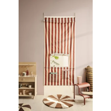 Kids Kiosk punainen raidallinen leikkikioski lastenhuoneen oviaukkoon Ferm Livingilta image