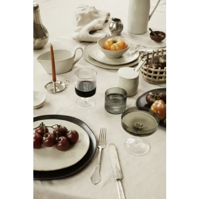 Flow Sauce Boat valkoinen kastikekaadin juhlakattauksiin Ferm Livingilta image