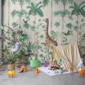 Giraffes stroll vaalea viidakkotapetti lastenhuoneeseen Rebel Wallsilta R16791