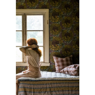 Sunday liila keltainen kukkatapetti makuuhuoneeseen Studio Lisa Bengtssonilta image