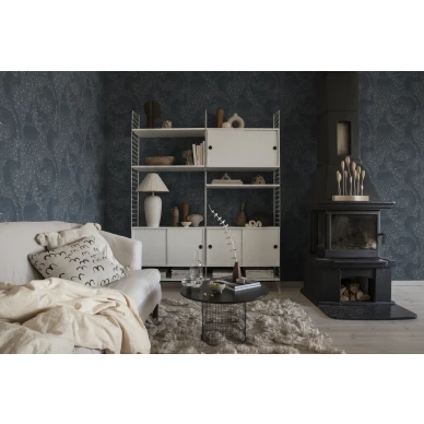 Evelina tummansininen lehtitapetti olohuoneeseen Sandbergilta S10126 image