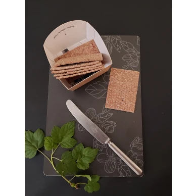 Musta Omenankukka leikkuulauta aamiaispoydalle image