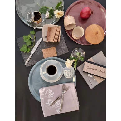 Pohjanmaasarjan musta Omenankukka leikkuulauta kavereineen image