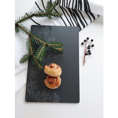 Musta leikkuulauta Omenankukka ja mustavalkoinen keittiopyyhe Vene Pohjanmaalta image