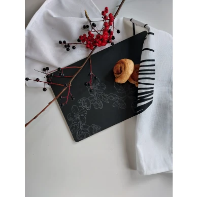 mustavalkoinen joulupaketti pohjanmaalta leikkuulauta keittiopyyhe ja ratit image